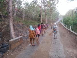 Warga Bengle II Gotong Royong Laksanakan Reresik Palemahan